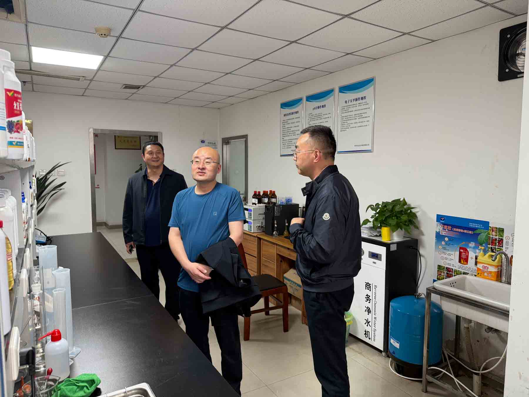 共探行業(yè)新路徑 引領(lǐng)農(nóng)化新征程 | 中國農(nóng)藥發(fā)展與應(yīng)用協(xié)會花榮軍秘書長蒞臨農(nóng)達(dá)生化指導(dǎo)工作(圖2)